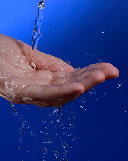 L'eau peut être traitée de deux manières : via un adoucisseur ou un osmoseur